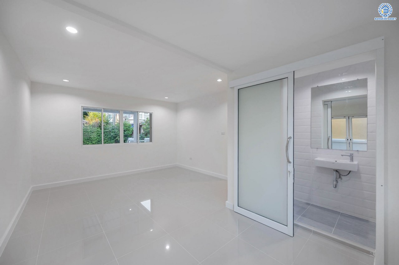 บ้านมือสองตกแต่งใหม่ โครงการ นราวดี  วงแหวน-พระราม5 เนื้อที่กว้าง 58.5 ตร.ว. พื้นที่ใช้สอย 157.3 ตร.ม. ฟังก์ชัน 4  ห้องนอน (ห้องนอนชั้นล่าง 1 ห้อง) 4 ห้องน้ำ 2 ที่จอดรถ บนทำเลติดถนนนครอินทร์ เดินทางง่าย เชื่อมต่อถนนกาญจนาภิเษก, ถนนนครอินทร์, ถนนราชพฤกษ์, ถนนพระราม5 ใกล้จุดขึ้นทางด่วน "ศรีรัช"